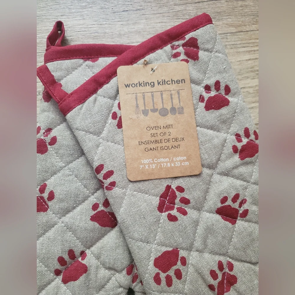 Working Kitchen Dog Pet Oven Mitt 2 PC Set Red Paw Prints Christmas Valentine's